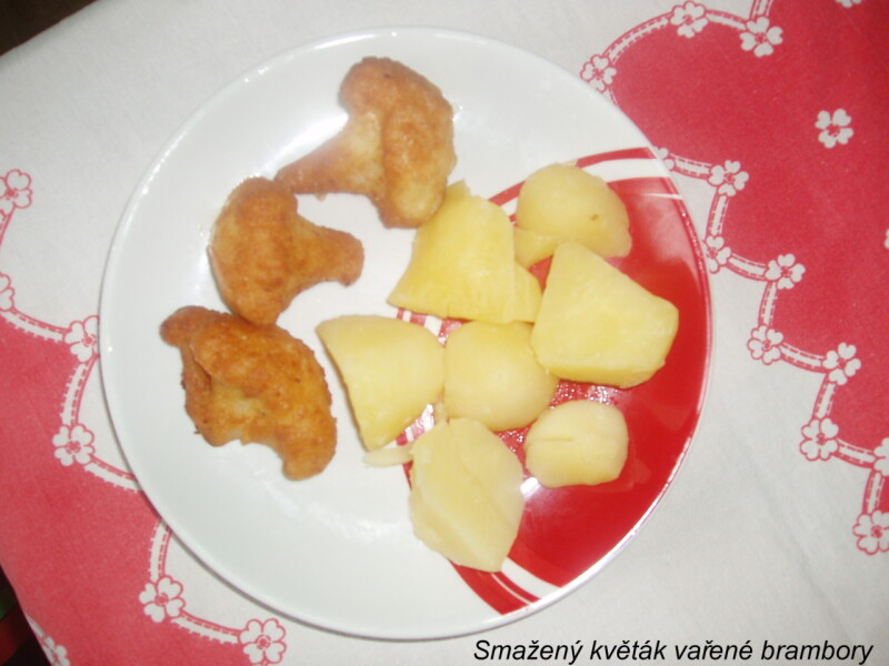 Smažený květák vařené brambory